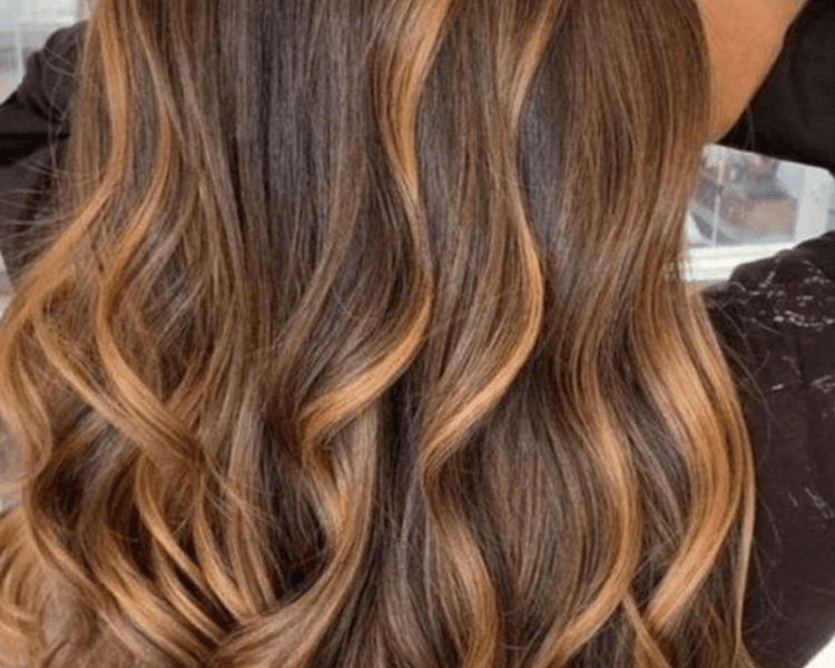 MORENA ILUMINADA CABELLO LARGO