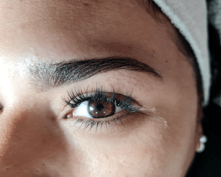 LAMINADO+TINTE CON HENNA+ NUTRICION DE CEJAS