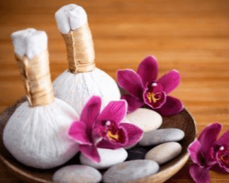 MASAJE AYURVEDICO CON PINDAS