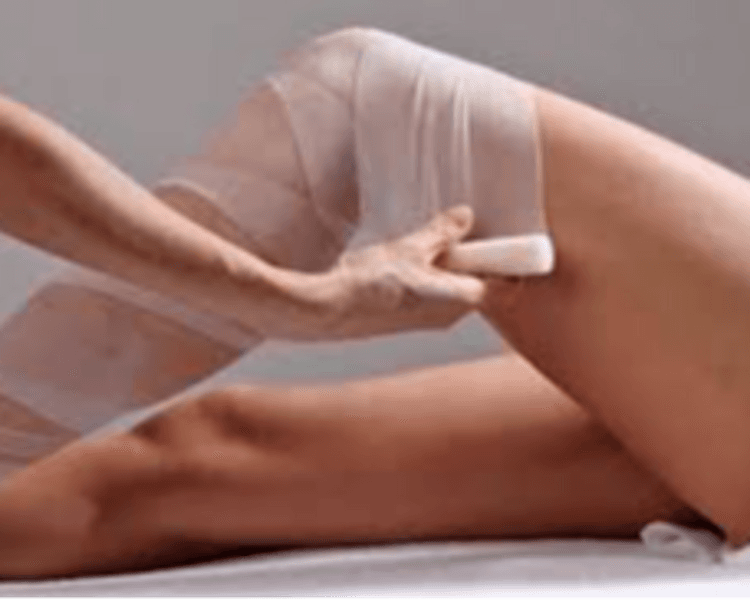 TRATAMIENTO DE PIERNAS CANSADAS CON VENDAS FRIAS