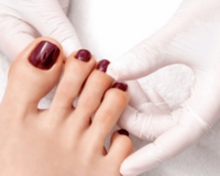 Pedicuría con Esmaltado Semipermanente