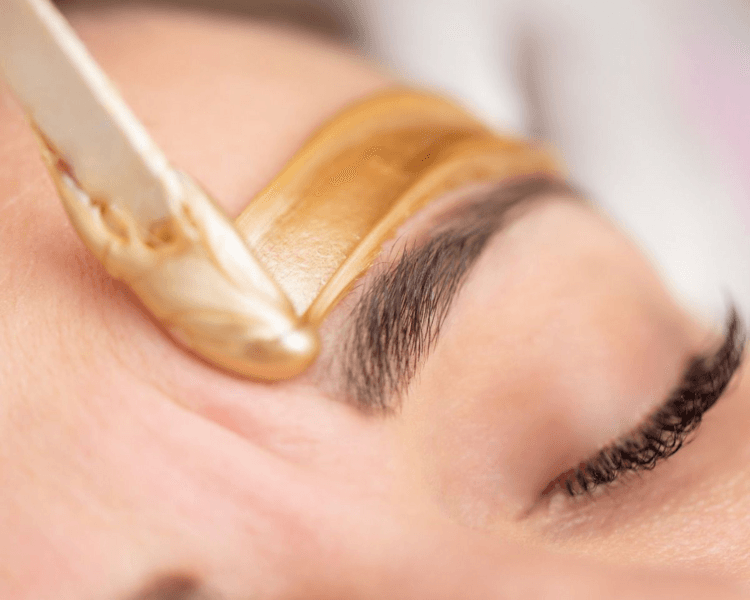 Perfilado de cejas con cera