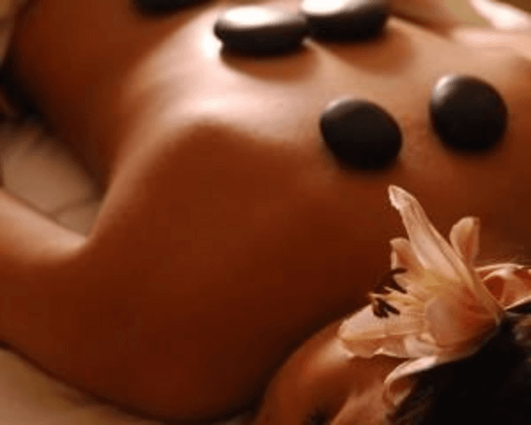 Masaje con Piedras Calientes