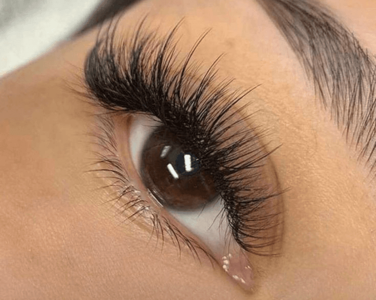 Extensiones de pestañas efecto Kim K o técnica híbrida