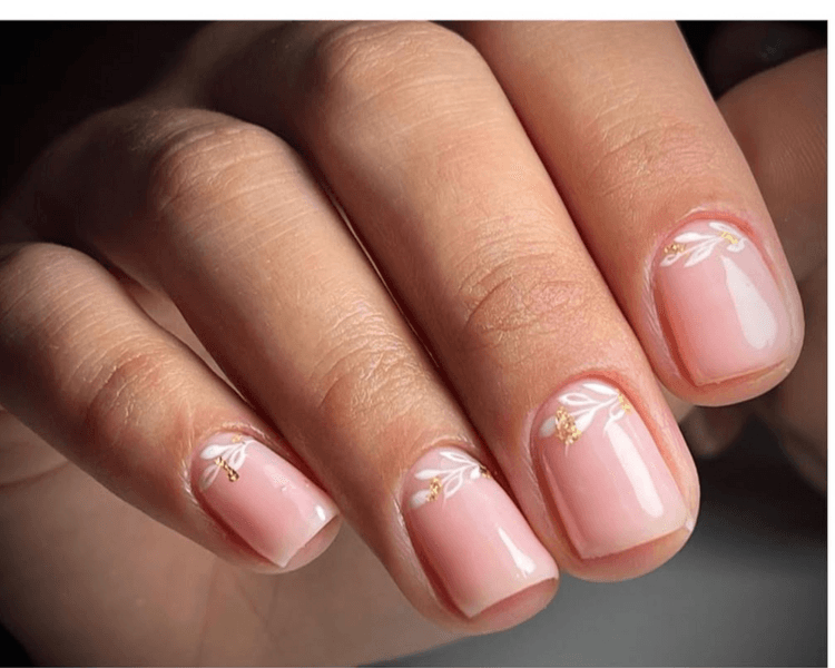 Esmaltado semi + dos uñas con diseño