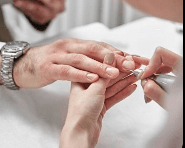 MANICURÍA MASCULINA CON ESMALTADO