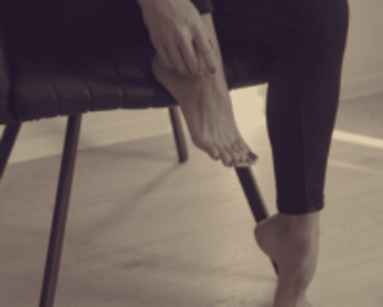 Pedicuria con Esmaltado Semipermanente