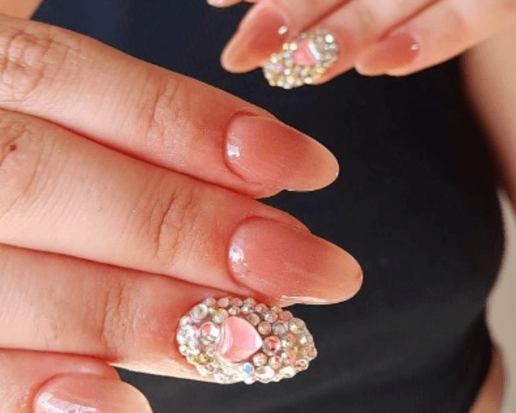 Diseño por uña: aplique de piedras 3D