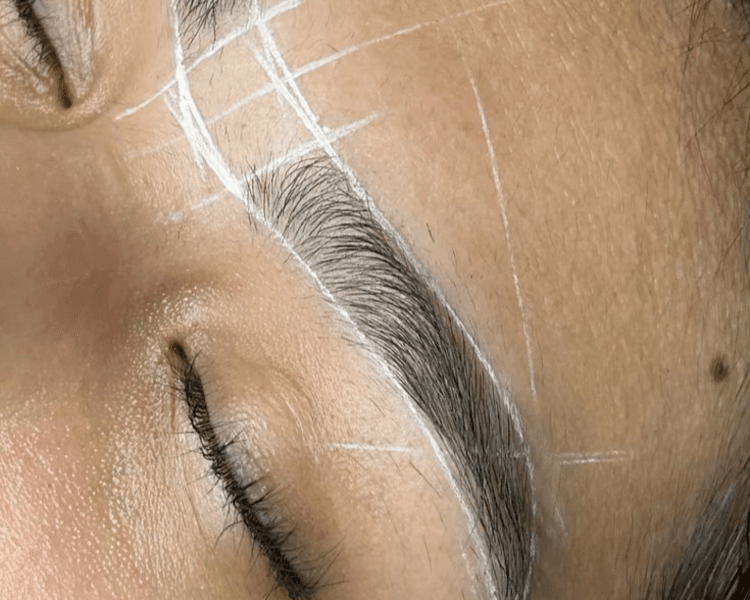 Diseño y perfilado de cejas (con hilo)