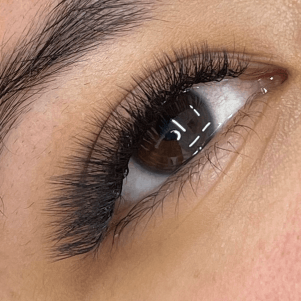 Extensiones de Pestaña Efecto Foxy en volumen