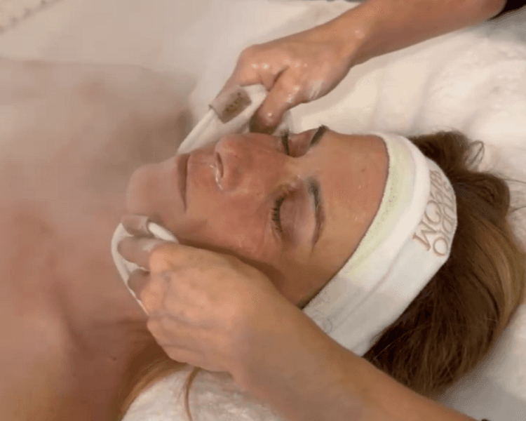 Higiene Facial Profunda con CrioRadio-Frecuencia