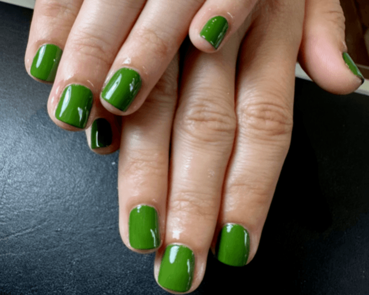 Manicuria con esmaltado tradicional liso