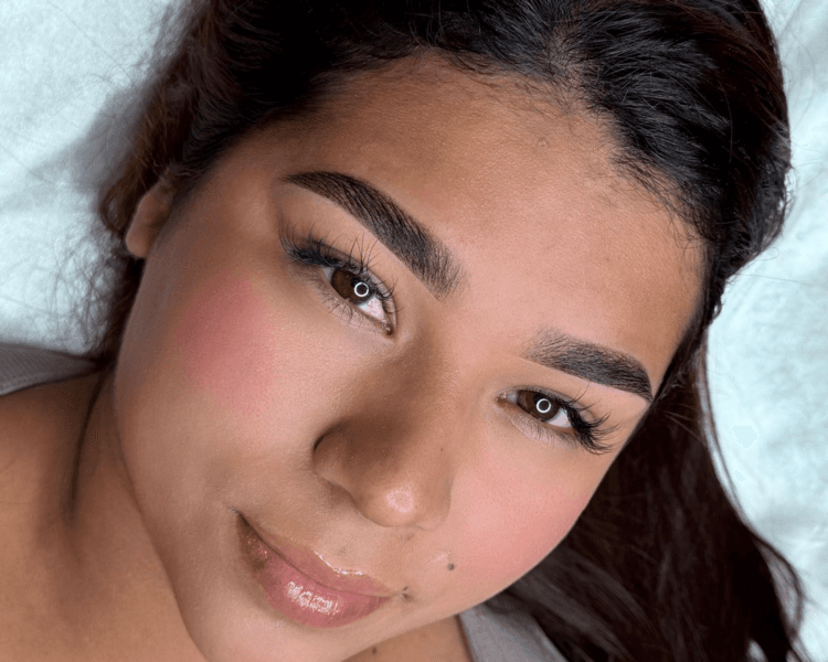 Micropigmentación de cejas efecto polvo