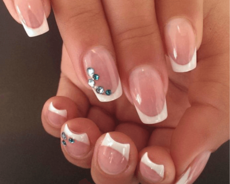 Diseño o efectos en ambas manos (con strass y/o francesitas)