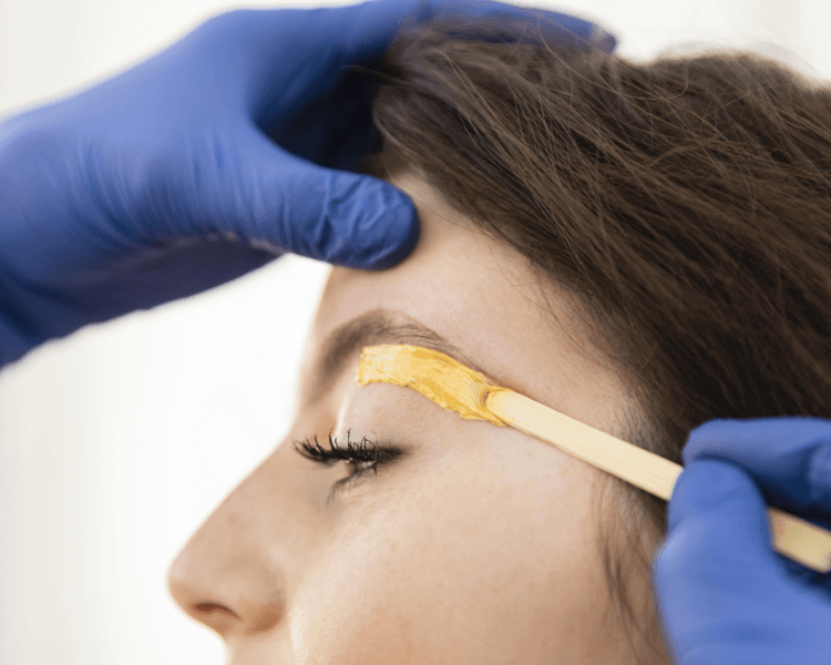 DEPILACIÓN CON CERA PIERNA COMPLETA + CEJAS