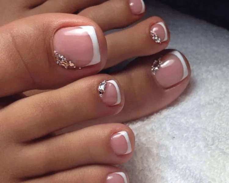 UÑAS AURA GIRL (PRESS ONE + PIES SEMI CON 1 DECORACIÓN BÁSICA)