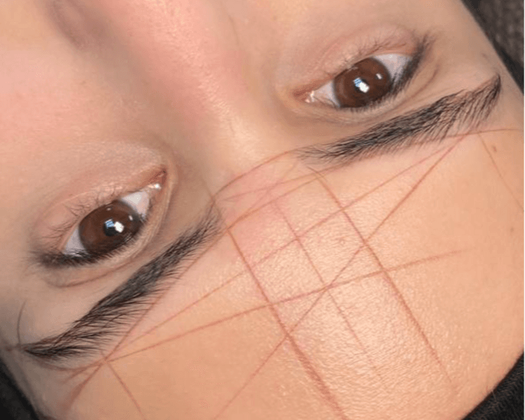 Perfilado de cejas con hilo