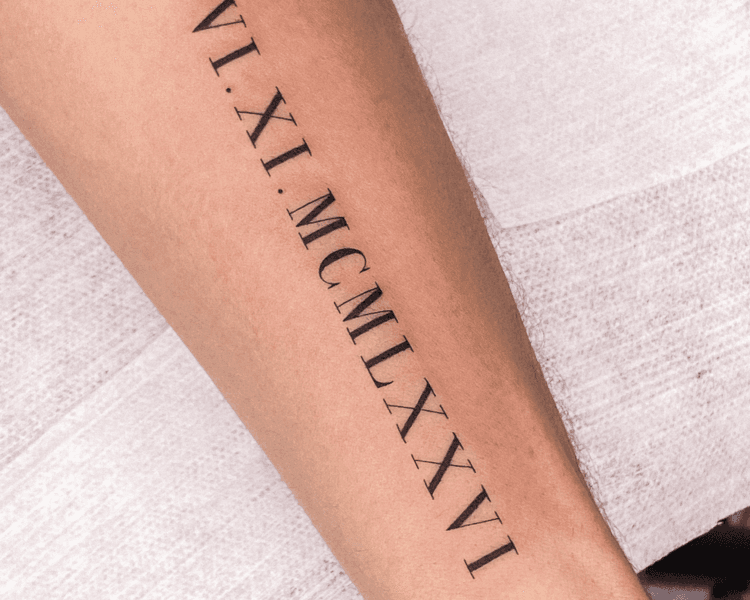 Tatuaje de Números romanos - La Mona Tattoo