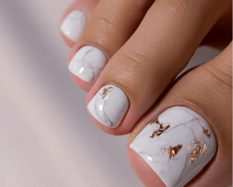 pedicura Semipermanente con Alargamiento Parcial en Acrílico