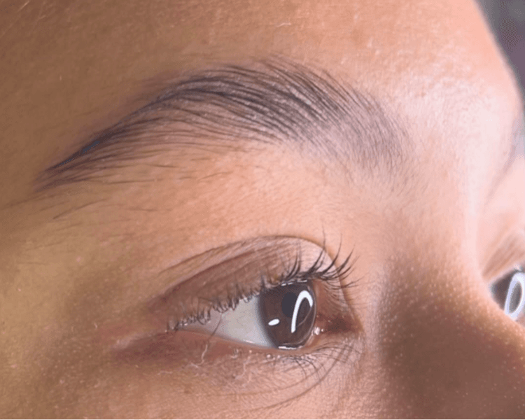 Mirada perfecta: Depilación, laminación y diseño de cejas con hilo + lifting de pestañas
