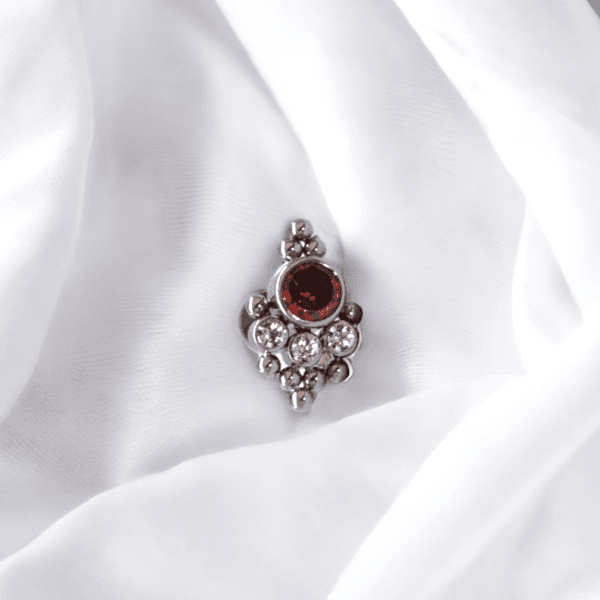 Labret cluster cristales rojo y blancos ornamentado (COD 324)