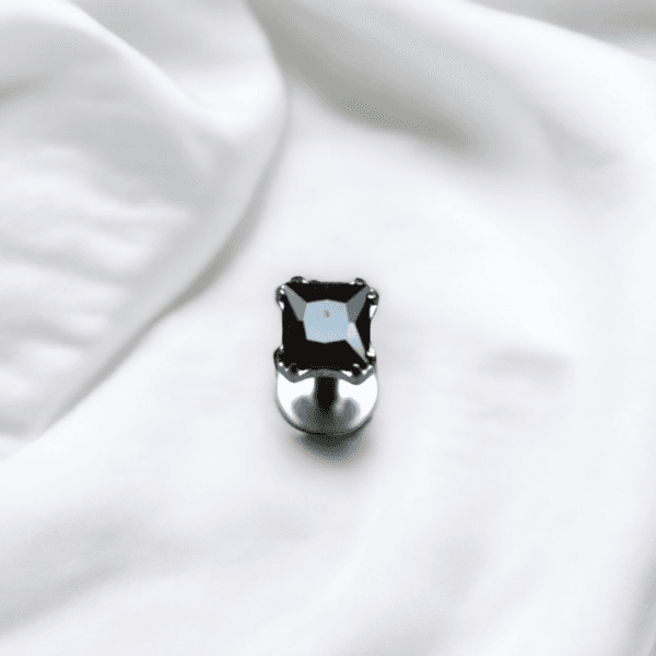 Labret cuadrado engarzado cristal negro (COD 406)