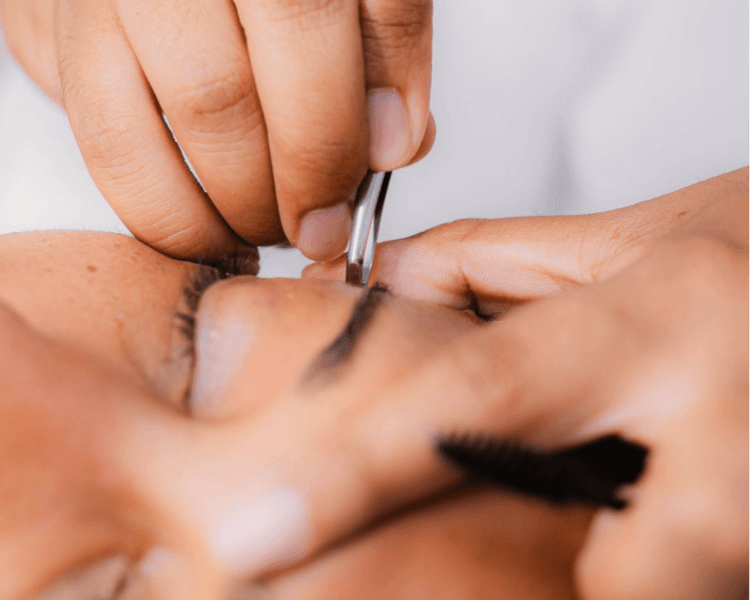 Depilación de Cejas con cera o pinzas
