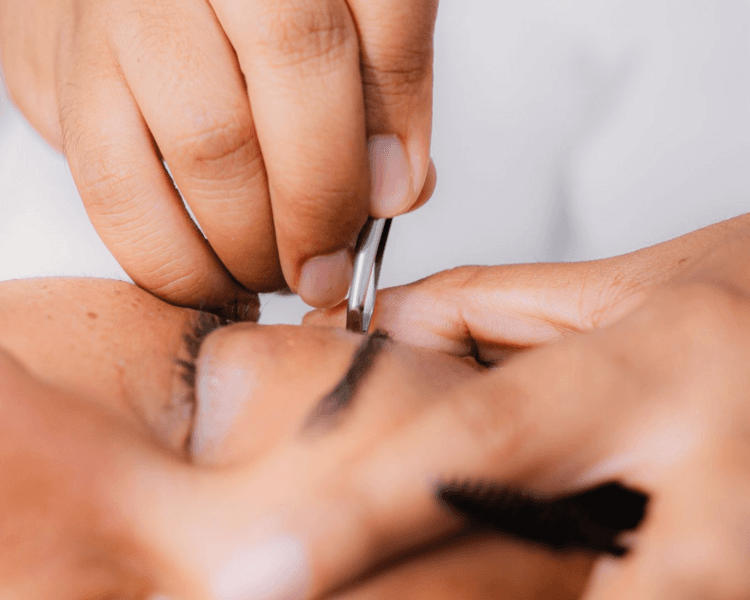 Diseño de cejas con henna