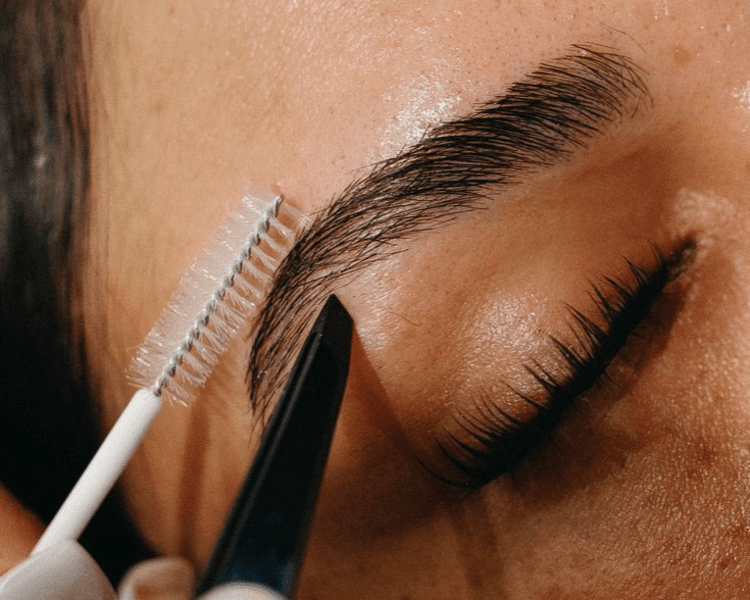 DISEÑO Y PERFILADO DE CEJAS CON PINZA