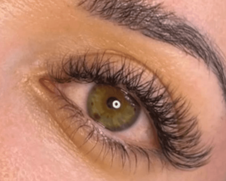 Extensiones de pestañas volumen brasilero 2D