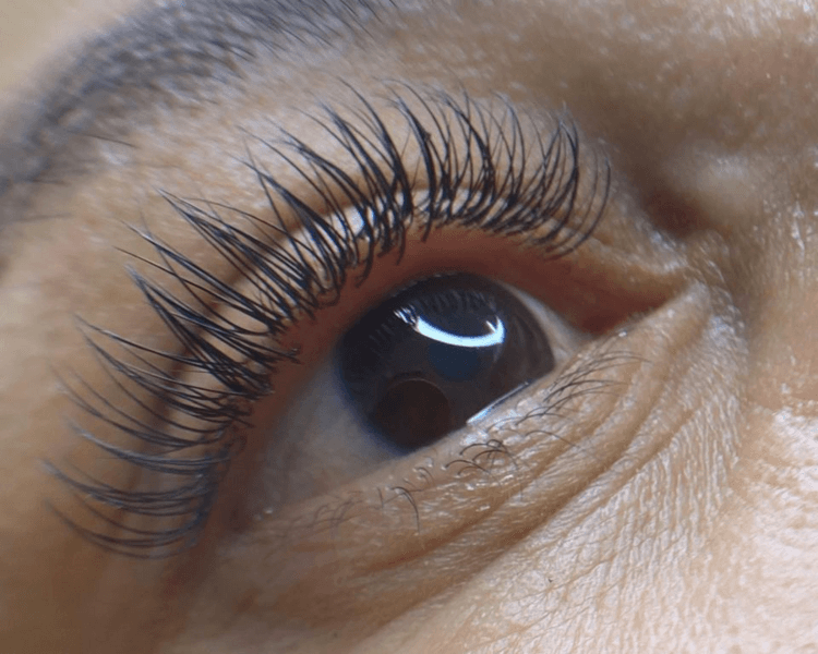 Pestañas pelo a pelo efecto natural