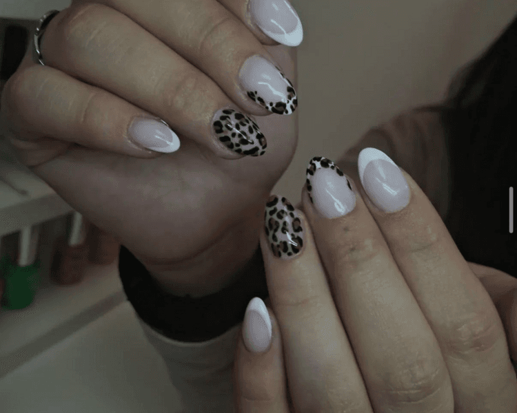 UÑAS ESCULPIDAS EN POLIGEL