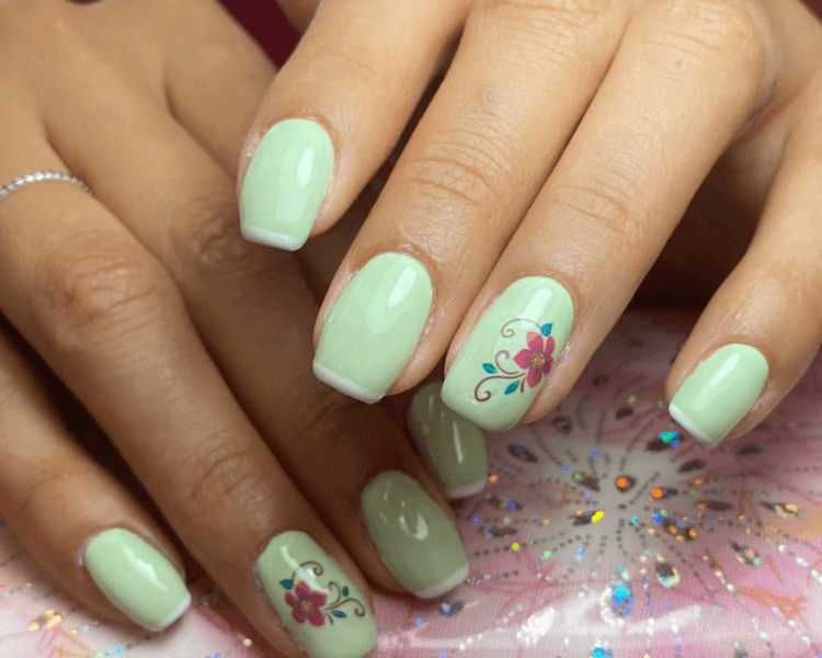 ESMALTADO SEMI PERMANTE CON MANICURIA COMBINADA