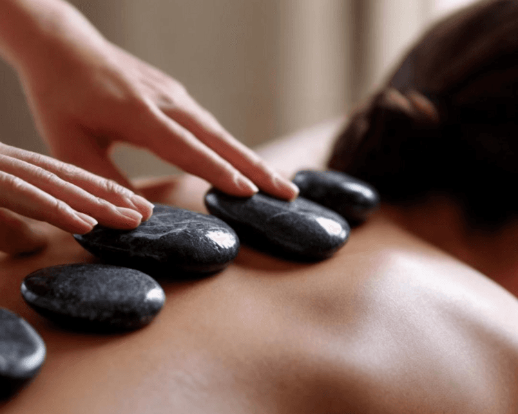MASAJES RELAJANTES CON PIEDRAS CALIENTES