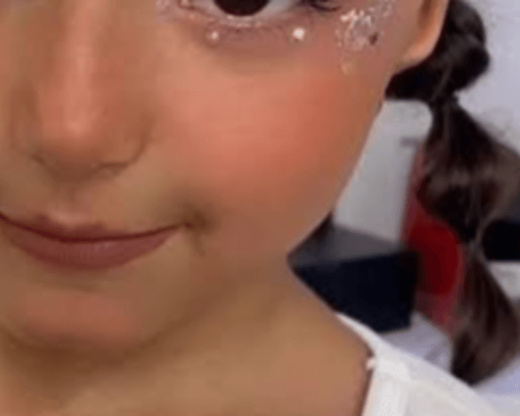 Maquillaje y peinado con glitter para niñas