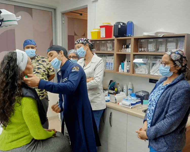 Bioestimulación híbrida (lenisna o juvelook) con mesoterapia (pinkglow o nctf135)