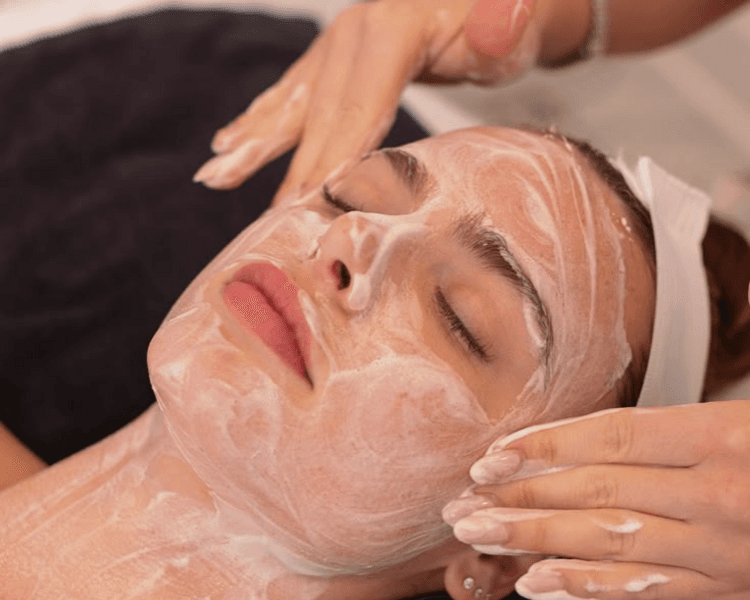 Limpieza facial + Hollywood peel