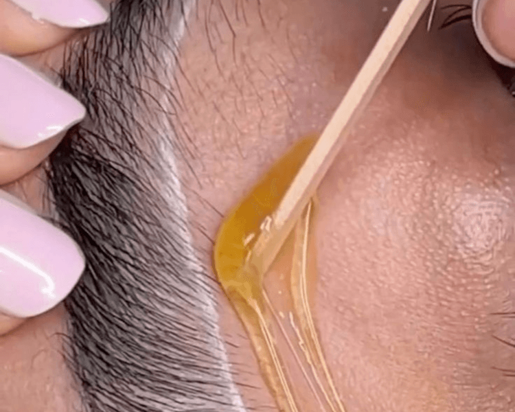 Diseño y depilación de cejas (cera o hilo)