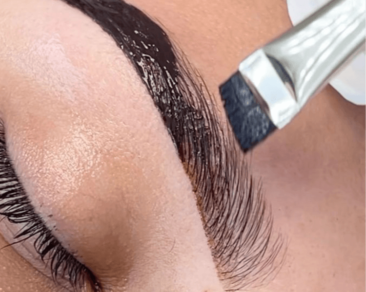 Pigmentación de cejas con Hena