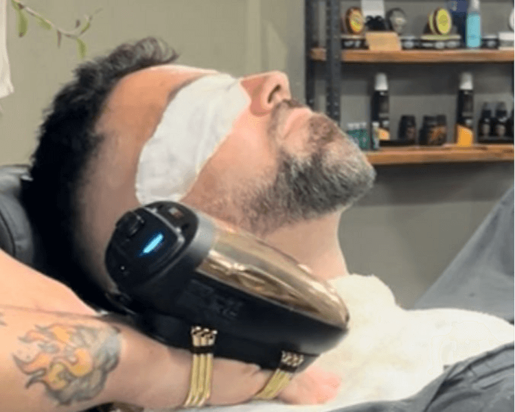 Corte, barba, cejas y masaje capilar (incluye lavado)