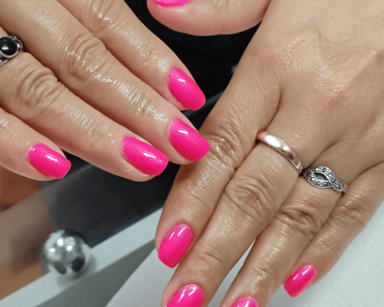 ✨💅 Belleza de Manos con Esmaltado Tradicional