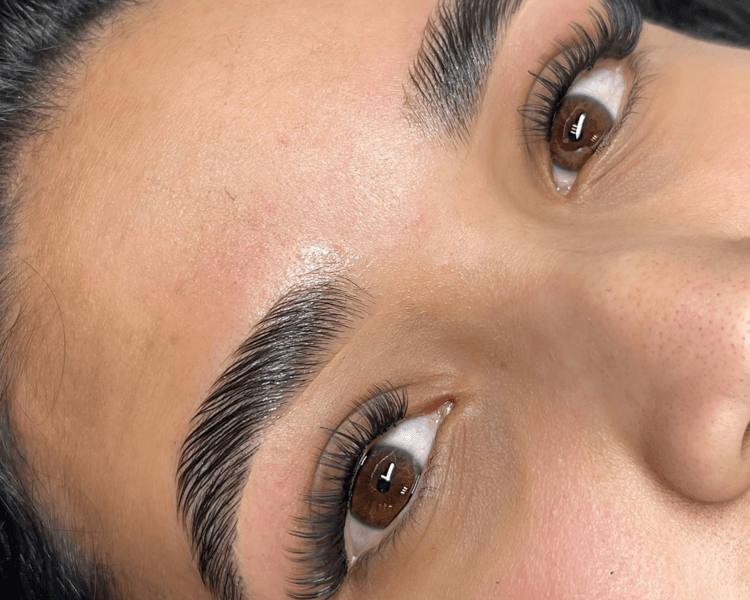Pestañas por Racimo + Brow Lamination