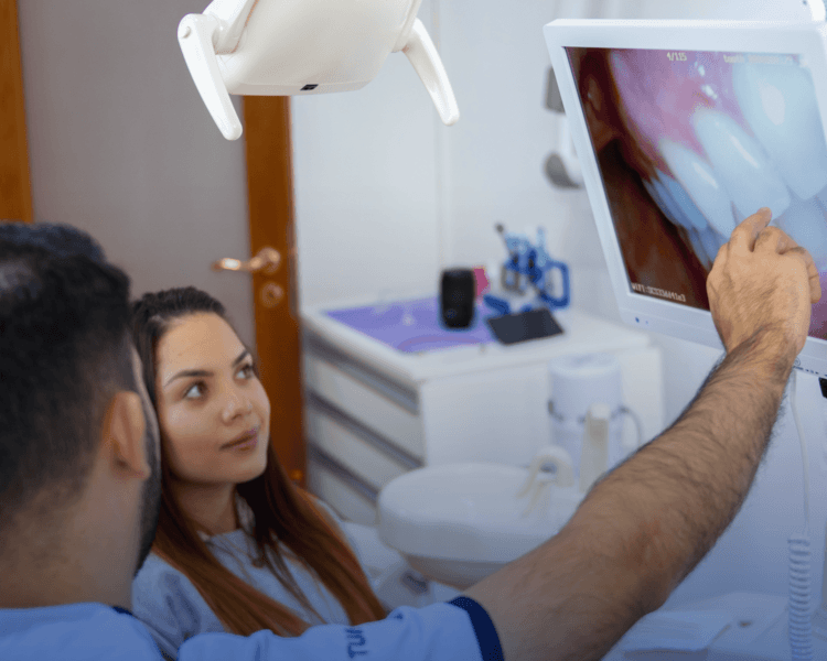 Consulta odontológica de primera con diagnóstico clínico y plan de tratamiento