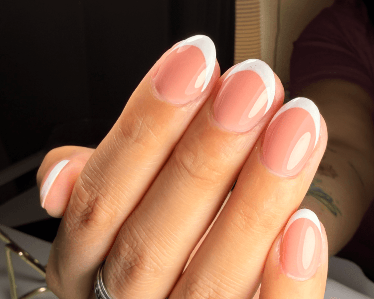 Manicura Rusa en Uñas corta con Nivelacion y Esmaltado