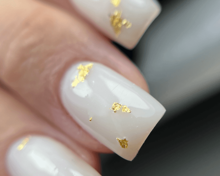 Manicura Rusa en Uñas media con NIvelación y Esmaltado