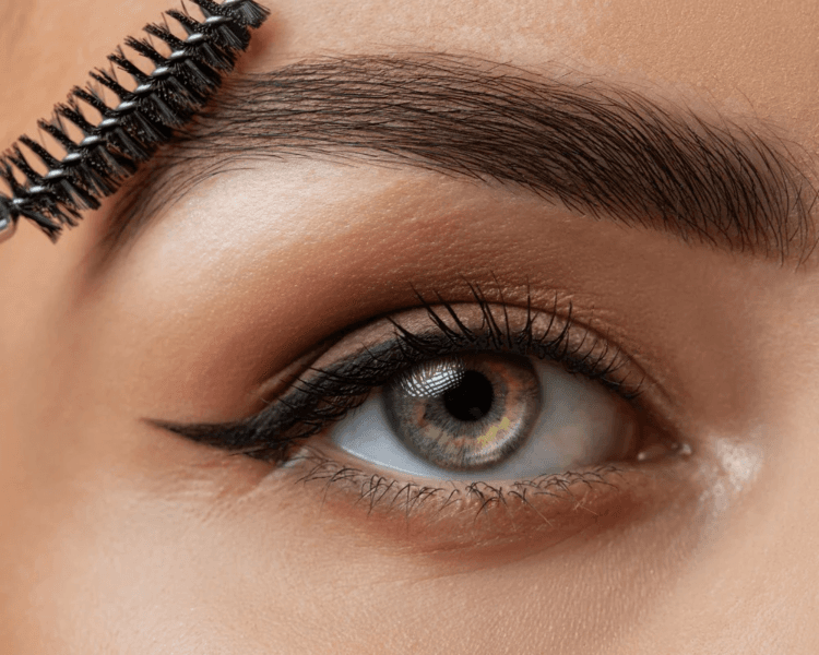 Depilación de cejas con henna