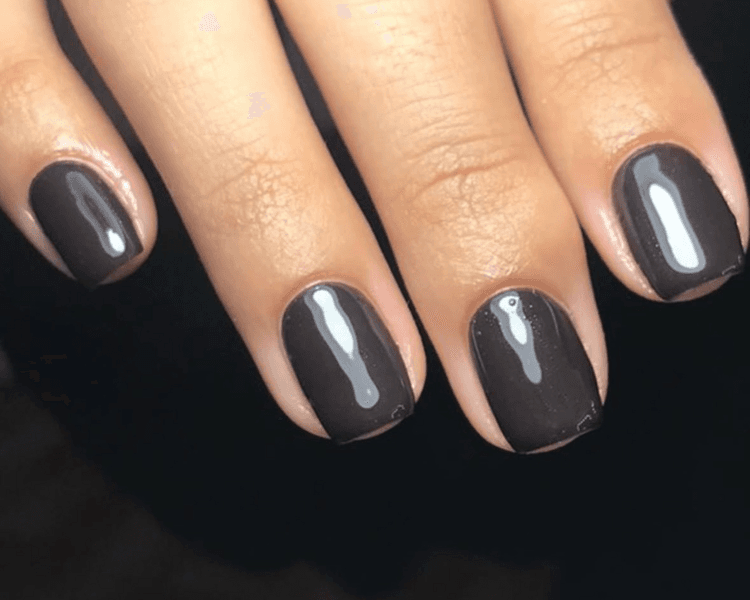 MANICURIA CON ESMALTADO COMÚN