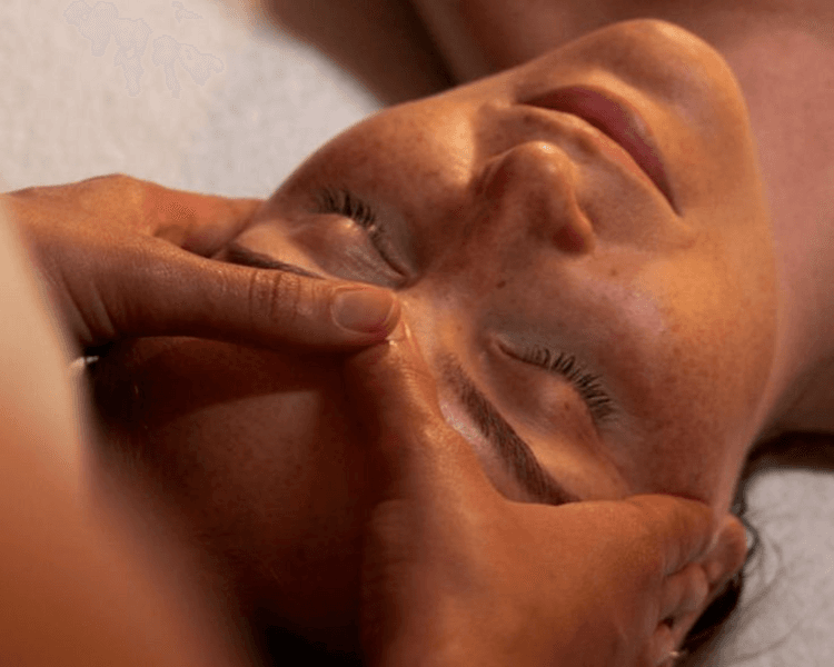 Masaje Facial Kobido + Limpieza Profunda + Masaje Craneo Cervical