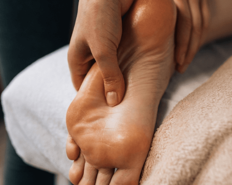 Reflexología podal · aromaterapia · exfoliación e hidratación de pies · infusión 90min