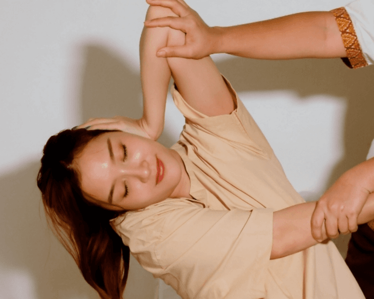 Masaje tradicional tailandés en tatami · aromaterapia · infusión 90min